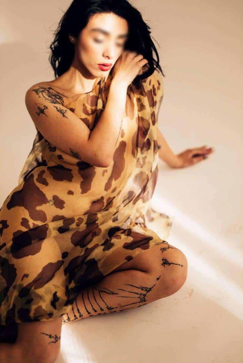 Lola zeigt sich im Leoparden-Look.