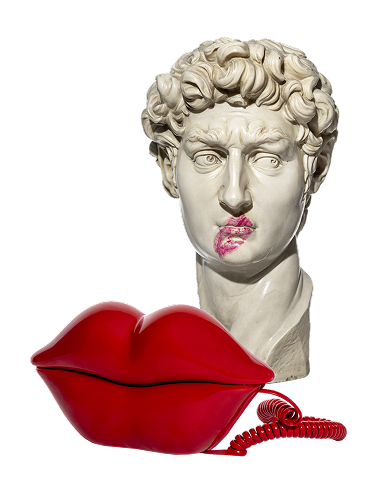 Klassische Büste mit Lippenstift-Kussabdruck neben einem Telefon in Lippenform