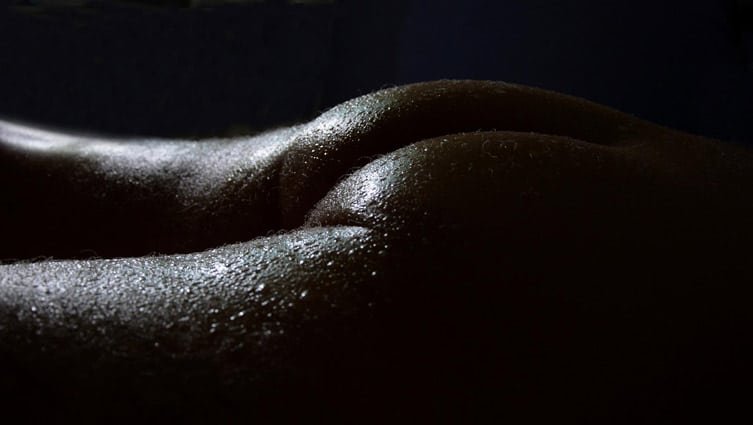 Das Bild zeigt einen nackten Männderhintern und dient als Titelbild für das Thema „Erogene Zonen beim Mann".