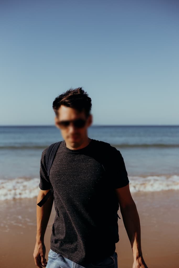 Model zeigt sich am Strand, im Urlaub.