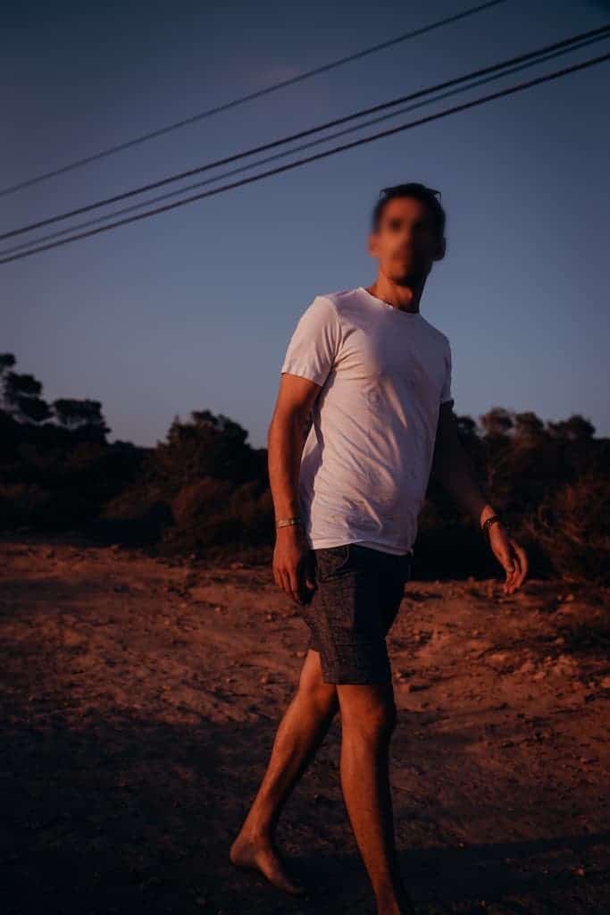 Paul zeigt sich bei Sonnenuntergang.