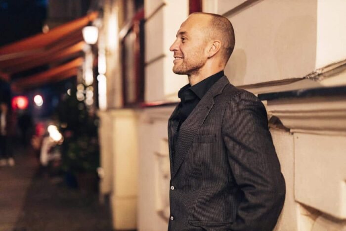 Maxim zeigt sich im Anzug.