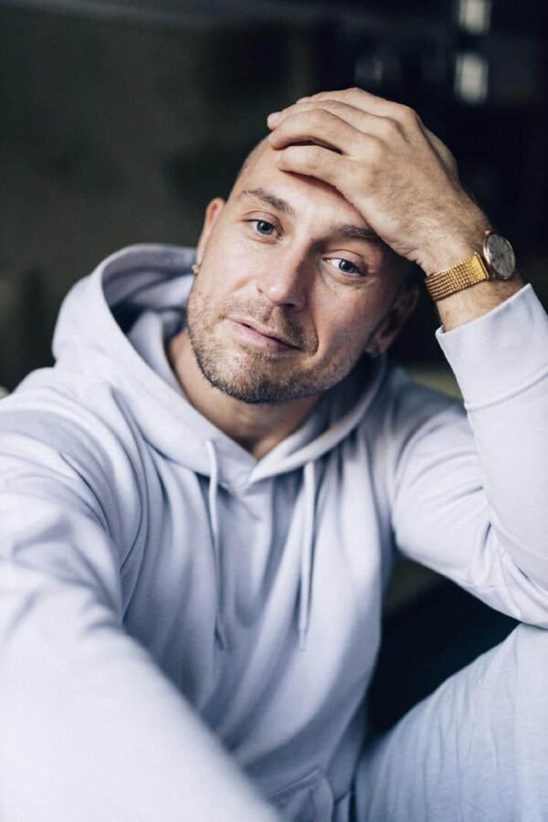 Model zeigt sich in lässiger Pose.