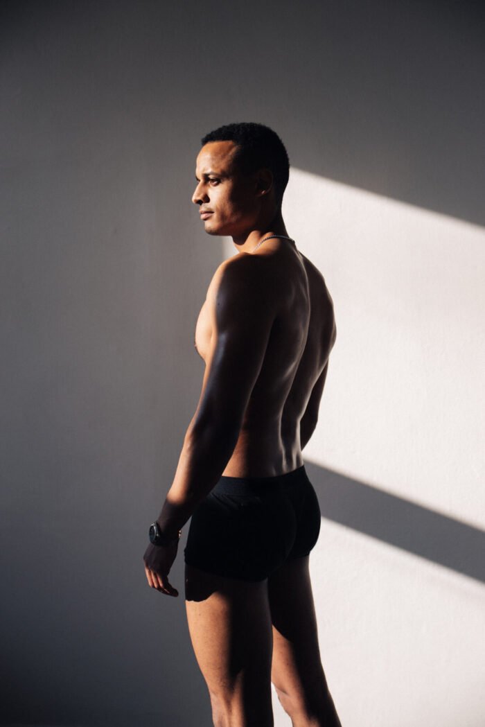 Das Foto zeigt Josh das Model in Unterwäsche.