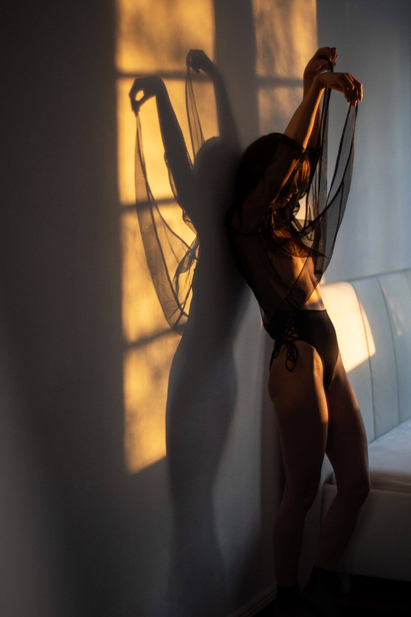 Alva zeigt sich als Silhouette.