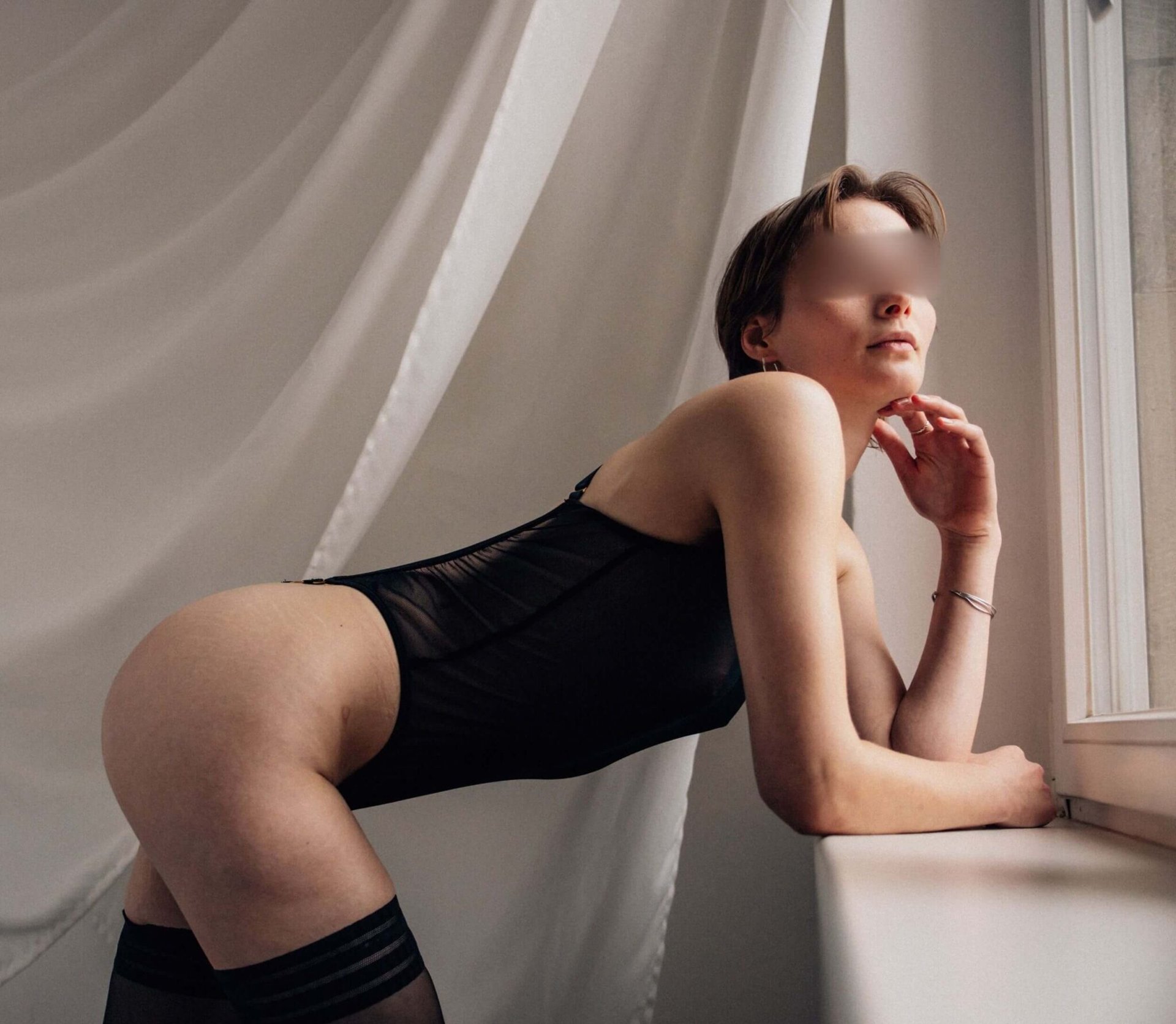 Antonia zeigt sich in einem Body.