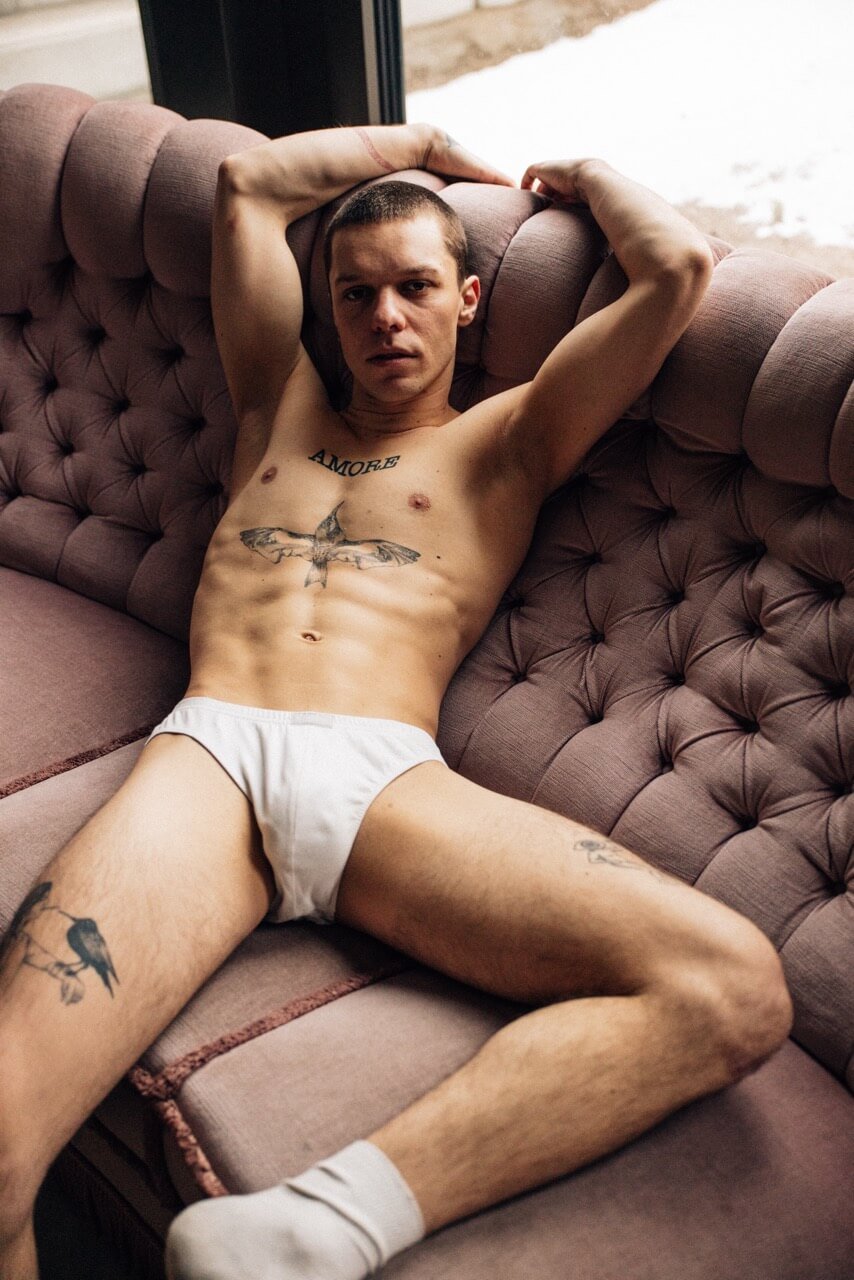Billy zeigt sich auf der Couch.
