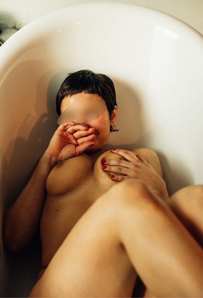 Helena zeigt sich in der Badewanne.