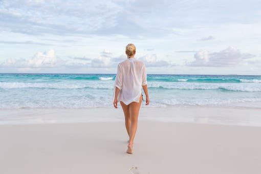 Dieses Bild zeigt eine Frau am Strand und verdeutlicht das Seitenthema: 'Begleitservice auf Ibiza'.