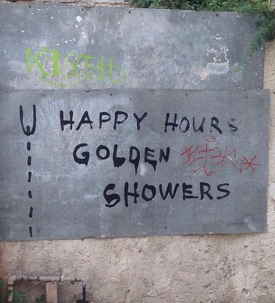 Das Bild zeigt eine Mauer mit Graffiti-Schriftzug: »Happy Hours Golden Showers« und dient als Beitragsbild für das Thema „Häufige sexuelle Fetische“.