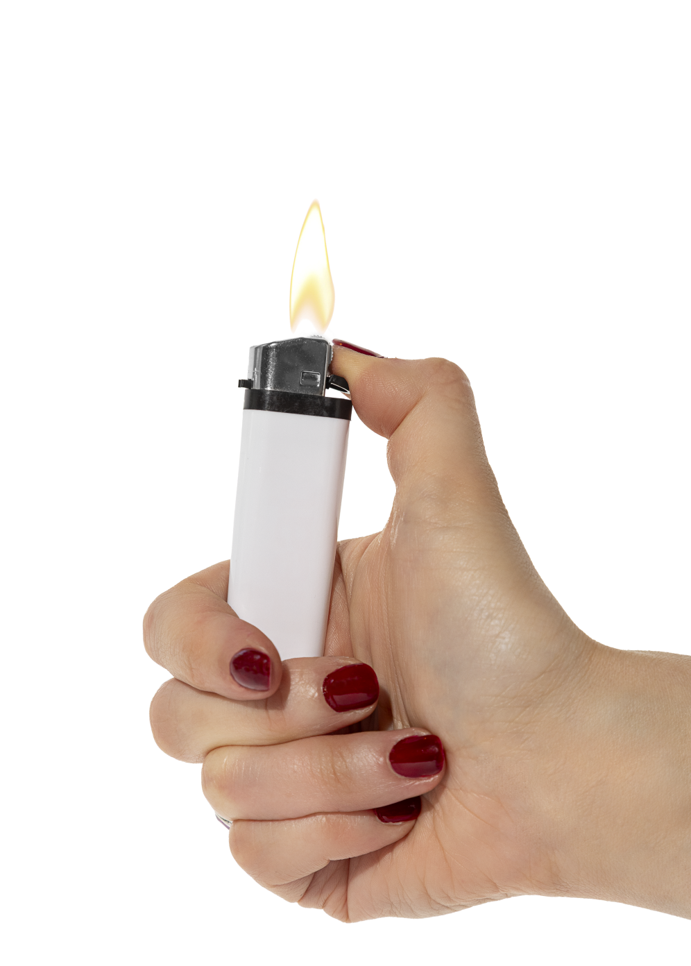 Hand mit rot lackierten Nägeln zündet ein Feuerzeug an
