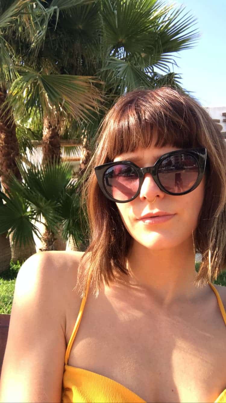 Das Bild zeigt eine junge Dame mit Sonnenbrille.