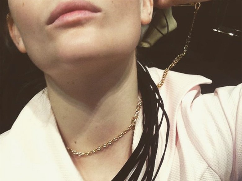 Das Bild zeigt eine Frau, die ihre Lippen spitzt, und dient als Titelbild für das Thema „SM und BDSM Praktiken“.