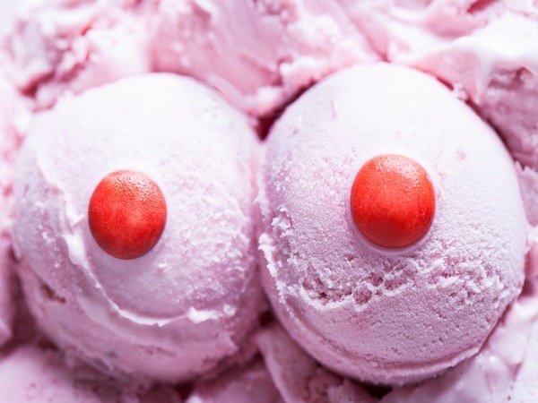 Das Bild zeigt Eiscreme-Brüste und dient als Titelbild für das Thema „Breastgasm der Nippel-Orgasmus“.