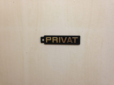 Dieses Bild zeigt eine Tür mit der Aufschrift 'Privat' – es verdeutlicht das Thema 'Escortservice mit Diskretion in Berlin'.