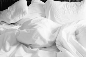 Dieses Bild zeigt ein zerwühltes Bett und verdeutlicht den aufregenden und erotischen Aspekt des Themas 'Escortservice'.