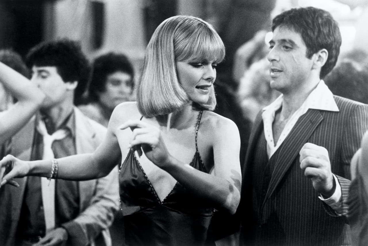 Dieses Bild zeigt Tony Montana und Elvira tanzend und dient als Beitragsbild für das Blog-Thema: 'Ein ganz besonders Escort-Date in Berlin'.