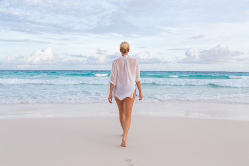Dieses Bild zeigt eine Frau am Strand und verdeutlicht das Seitenthema: 'Escort Service auf Ibiza im August 2021'
