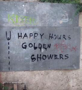 Das Bild zeigt den Schriftzug "Happy Hours Golden Showers" auf einer Wand und dient als Titelbild für das Thema „Sexueller Fetischismus – häufige und komische sexuelle Fetische“.