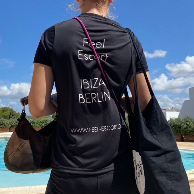 Das Bild zeigt den T-Shirt-Audruck "Feel Escort Ibiza" auf dem Rücken einer Person und dient als Titelbild für das Thema „Reise und Urlaub mit Escort verbringen dank Escortservice international“.