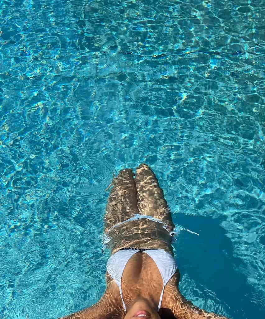 Das Escort Girl Cleo im Pool