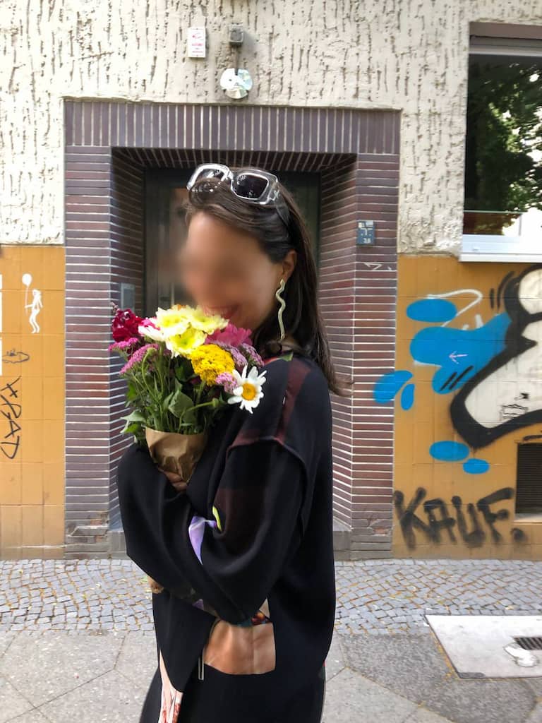 Romy das Escortgirl mit Blumen