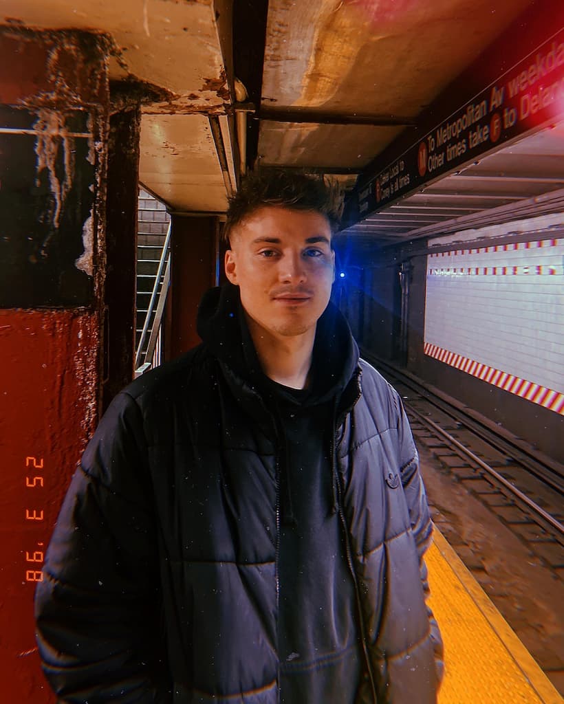 Tom das Escort in der U-Bahn