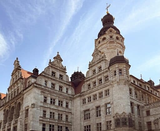 Das Foto zeigt historische Architektur und dient als Titelbild für das Thema „Escort Leipzig“.