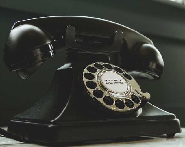 Das Bild zeigt ein historisches Telefon und symbolisiert das Thema: „Callboy buchen Berlin“.