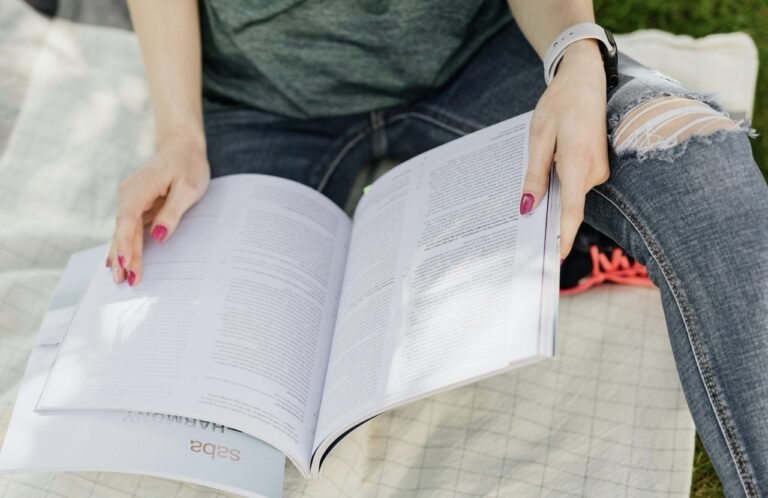 Das Foto zeigt eine Studentin beim Lesen.