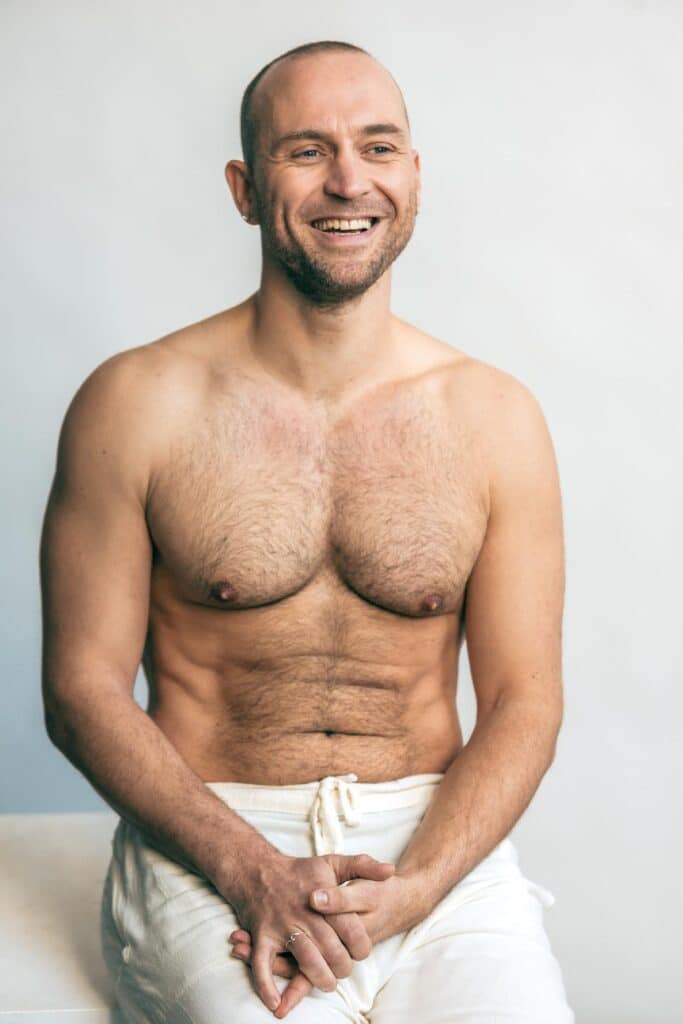 Das Foto zeigt einen Mann mit freiem Oberkörper. © Samuel, Studio Berlin, April 2025, ©Uwe Hauth 2025.