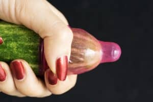Das Bild zeigt eine Salatgurke und steht symbolisch fürdas Beitragsthema »Sex-Spiele für Paare – mit Pegging & Co zu neuer Lust«.
