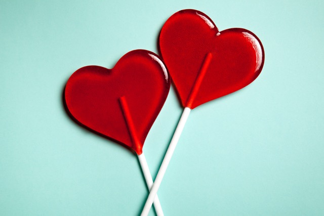 Das Bild zeigt zwei Herz-Lollies und steht symbolisch für das Thema »Slow Dating«.